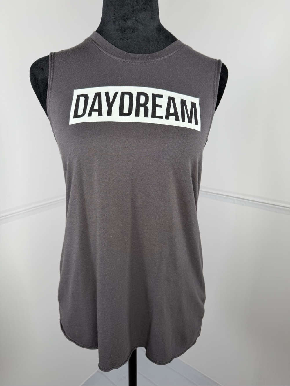 Zoe + Liv Daydream Graphic Muscle Tank Top Gray Sleeveless Size XS
